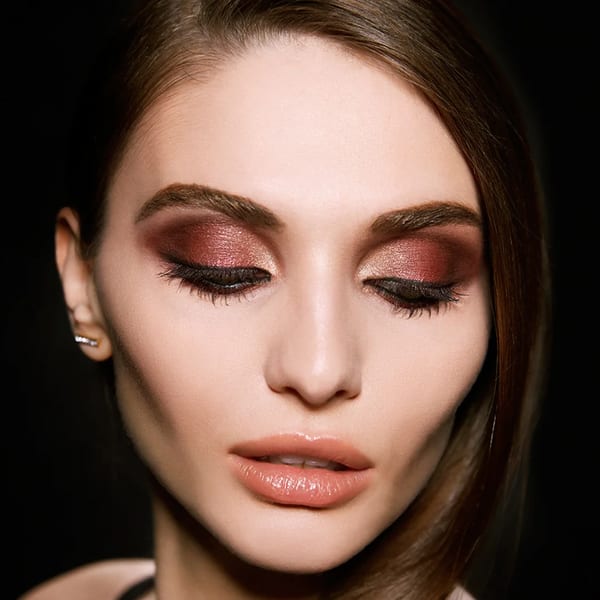 Maybelline New York The Burgundy Bar Eyeshadow Palette - تضم 12 درجة لونية منتقاة بخبرة